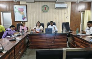 समय-सीमा बैठक में कलेक्टर की सख्ती: डीएमएफ के नियमों का कड़ाई से पालन अनिवार्य, 5 वर्षीय समग्र विकास योजना बनाने के निर्देश