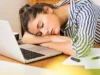 क्या आपको दिनभर जरूरत से ज्यादा नींद आती रहती है? जानिए इसके लक्षण और बचाव के उपाय