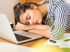 क्या आपको दिनभर जरूरत से ज्यादा नींद आती रहती है? जानिए इसके लक्षण और बचाव के उपाय