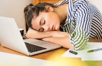 क्या आपको दिनभर जरूरत से ज्यादा नींद आती रहती है? जानिए इसके लक्षण और बचाव के उपाय
