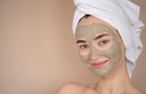 गर्मियों में ऑयली स्किन से छुटकारा: मुल्तानी मिट्टी, चंदन और गुलाब जल वाला घरेलू फेस पैक जो कम करे अतिरिक्त तेल और दाग-धब्बे