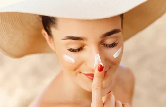 गर्मियों में त्वचा की सुरक्षा के लिए सही सनस्क्रीन कैसे चुनें: SPF, ब्रॉड-स्पेक्ट्रम और स्किन टाइप के अनुसार जरूरी टिप्स