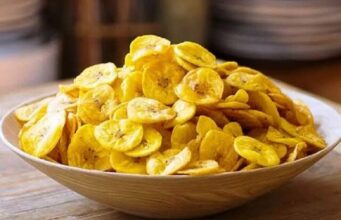 घर पर बनाएं क्रिस्पी और हेल्दी केले के चिप्स — बाजार वाले चिप्स का टेस्टी और सेहतमंद विकल्प