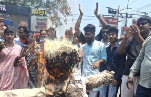 नारी शक्ति वंदन अधिनियम का विरोध करने वाली कांग्रेस पार्टी का महिला मोर्चा व युवा मोर्चा ने फूंका पुतला