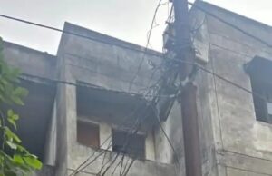 रोमांस के दौरान छत से गिरा कपल, प्रेमी की मौत:रेलिंग पर हाथ-पकड़कर बैठे थे, नशे में बैलेंस बिगड़ा; लड़की के कमर की हड्डी टूटी