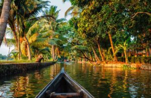 “हरियाली के बीच तैरती सुकून की दुनिया: Kerala Backwaters में हाउसबोट टूरिज्म का बढ़ता आकर्षण”