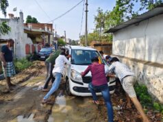 बेलटिकरी पंचायत में अधूरी नाली निर्माण से ग्रामीण परेशान फंसी कार