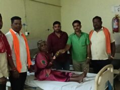 स्थापना दिवस पर सेवा का संकल्प: करतला अस्पताल में भाजपा कार्यकर्ताओं ने मरीजों को बांटे फल