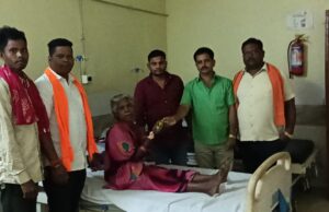 स्थापना दिवस पर सेवा का संकल्प: करतला अस्पताल में भाजपा कार्यकर्ताओं ने मरीजों को बांटे फल