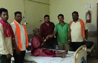 स्थापना दिवस पर सेवा का संकल्प: करतला अस्पताल में भाजपा कार्यकर्ताओं ने मरीजों को बांटे फल