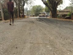 कुसमी–कोरंधा सड़क निर्माण में लापरवाही का आरोप, पानी भरी सड़क पर शुरू हुआ डामरीकरण, ग्रामीणों ने दिया जागरूकता का परिचय तो रुका कार्य