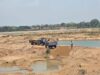 कलेक्टर के निर्देश पर अवैध रेत उत्खनन पर कार्रवाई लगभग 200 ट्रैक्टर अवैध रेत नदी में वापस डलवाया गया, 2 हाईवा वाहन जब्त