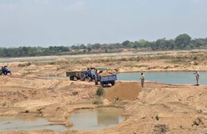 कलेक्टर के निर्देश पर अवैध रेत उत्खनन पर कार्रवाई लगभग 200 ट्रैक्टर अवैध रेत नदी में वापस डलवाया गया, 2 हाईवा वाहन जब्त