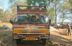 महासमुंद वन विभाग की बड़ी कार्रवाई: अवैध लकड़ी तस्करी करते स्वराज माजदा जप्त, चालक गिरफ्तार