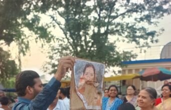 साड़ी घोटाले के विरोध में महिला कांग्रेस का प्रदर्शन, मंत्री का पुतला दहन