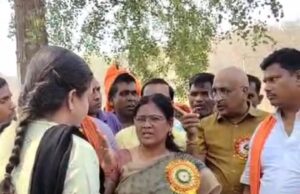 अचानक राजपुर तहसील पहुंचीं सामरी विधायक, ग्रामीणों की भीड़ देखकर तहसीलदार को लगाई कड़ी फटकार