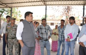 कलेक्टर ने माखनपुर में जर्जर भवन तोड़ने के दिए निर्देश, अपूर्ण निर्माण कार्य पर होगी कार्रवाई