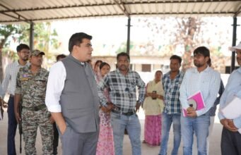 कलेक्टर ने माखनपुर में जर्जर भवन तोड़ने के दिए निर्देश, अपूर्ण निर्माण कार्य पर होगी कार्रवाई