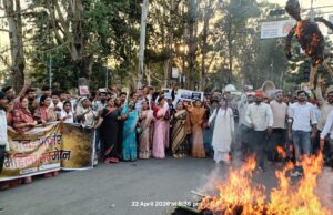 अंबिकापुर में फूटा जन-आक्रोश, महिला आरक्षण के विरोध पर युवा मोर्चा द्वारा निकाला गया शव यात्रा