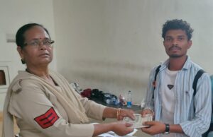 युवक ने पेश की ईमानदारी की मिशाल, रास्ते मे गिरे 13000/- रुपये को थाना लाकर किया सुरक्षार्थ जमा।