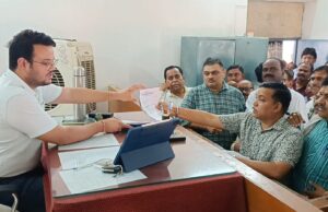 गौ रक्षा एवं गोवंश संरक्षण को लेकर राष्ट्रपति और प्रधानमंत्री के नाम तहसीलदार को सौपा प्रार्थना पत्र।