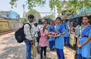 स्काउट गाइड के विद्यार्थियों ने राहगीरों को पिलाया शीतल जल और छाछ