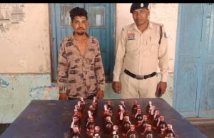 आरंग पुलिस की बड़ी कार्रवाई: अवैध शराब के साथ तस्कर गिरफ्तार, 32 पौवा देशी शराब जब्त