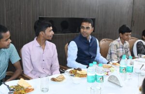 10 वीं 12 वीं के मेधावी छात्रों को किया गया सम्मानित कलेक्टर ने कड़ी मेहनत से लक्ष्य हासिल करने किया प्रेरित, छात्रों ने भी साझा किया अपने अनुभव