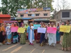 इस्तीफा दो के नारों से गूंजा दंतेवाड़ा, महिला कांग्रेस ने डीपीओ फूंका पुतला