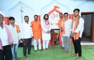 गुल्लू में हनुमान जन्मोत्सव पर भक्तिमय माहौल श्रद्धालुओं ने उत्साहपूर्वक नृत्य करते हुए गांव भ्रमण किया