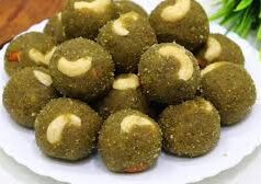 गर्मी में शरीर को ठंडक देने के साथ पोषण से भरपूर स्वादिष्ट हरी मूंग के लड्डू, जानिए आसान रेसिपी और जबरदस्त फायदे