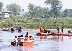 मथुरा नाव हादसा अपडेट: यमुना में दो और शव बरामद, मृतकों की संख्या बढ़कर 15; वृंदावन में सर्च ऑपरेशन तेज, कई श्रद्धालु अभी भी लापता