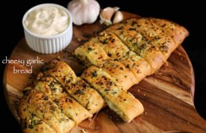 अब घर पर बनाएं रेस्टोरेंट जैसा Garlic Bread, वो भी बिना ओवन के कढ़ाई में मिलेगा परफेक्ट क्रिस्पी और चीज़ी स्वाद