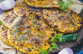 अगर लंच या डिनर में कुछ खास और देसी ट्राई करना है, तो घर पर बनाएं मसालेदार पंजाबी स्टाइल मिस्सी रोटी