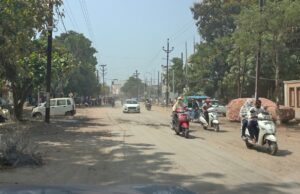 अशोकनगर–बिरकोना मार्ग बना अव्यवस्था की मिसाल: सड़क जर्जर, नाली घटिया, लाइट बंद—कांग्रेस ने दी आंदोलन की चेतावनी