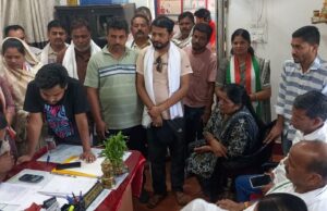 कांग्रेस नेता पर आर्म्स एक्ट के फर्जी मामले को लेकर सियासत हुई तेज: कांग्रेस नेता थाने पहुँचे,पुलिस बैकफुट पर