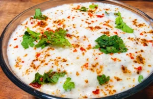 गर्मियों में पेट को ठंडक देगा तड़के वाला रायता, स्वाद ऐसा कि बार-बार बनाने का करेगा मन