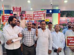 पेट्रोल-डीजल और रसोई गैस की बढ़ती कीमतों के खिलाफ कांग्रेस का नेहरू चौक में जोरदार धरना-प्रदर्शन, आम जनता से ली रायशुमारी