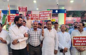पेट्रोल-डीजल और रसोई गैस की बढ़ती कीमतों के खिलाफ कांग्रेस का नेहरू चौक में जोरदार धरना-प्रदर्शन, आम जनता से ली रायशुमारी