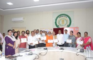 जिला कलेक्टर ने किया पांडुलिपि सर्वेक्षण कार्य कर रहे टीम को सम्मानित