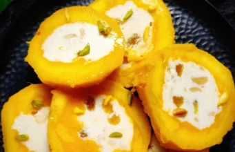 स्टफ्ड मैंगो कुल्फी रेसिपी : गर्मियों में आम से बनी ठंडी, मलाईदार और बेहद टेस्टी डेज़र्ट बनाने की आसान विधि