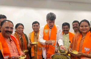 बीजेपी की जीत के बाद पूरे शहर में उत्साह का माहौल, किरण सिंह देव ने बांटी झालमुरी