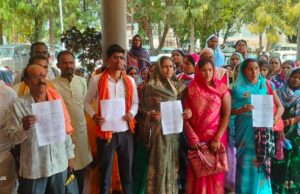 अवैध शराब बिक्री की शिकायत लेकर मुल्ले के ग्रामीण पहुचे जनदर्शन