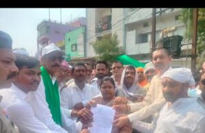 खाद-डीजल की किल्लत से भड़के किसान: आरंग में मंत्री कार्यालय का घेराव कर दी आंदोलन की चेतावनी