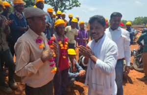 मज़दूर दिवस पर मज़दूरों से मिले छोटानागपुर बॉक्साइट एंड कोल वर्कर्स यूनियन के पदाधिकारीगण