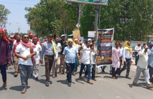 शिक्षक राजू पुजारी मौत के मामले ने पकड़ा तूल, हजारों ग्रामीण उतरे सड़क पर