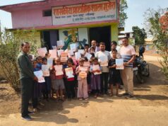 आकर्षक प्रगति पत्र पाकर खिले बच्चों के चेहरे