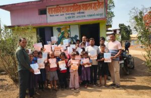 आकर्षक प्रगति पत्र पाकर खिले बच्चों के चेहरे