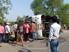 करनौद में कोरबा-सारंगढ़ बस पलटी ; 10 यात्री घायल ; तीन की हालत गंभीर ; ड्राइवर फरार