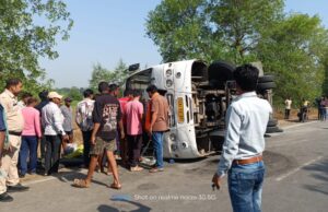 करनौद में कोरबा-सारंगढ़ बस पलटी ; 10 यात्री घायल ; तीन की हालत गंभीर ; ड्राइवर फरार
